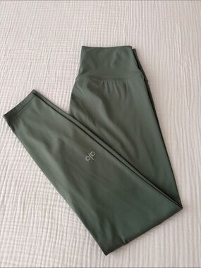 ALO Yoga High-Rise Leggings in Sage Green
